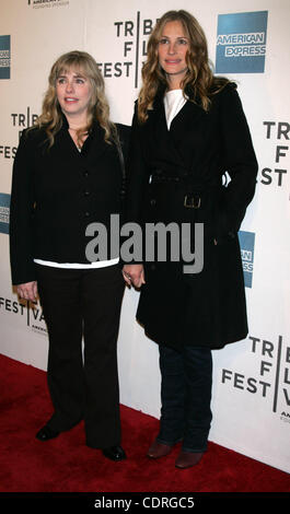 23. April 2011 - New York, New York, USA - JULIA ROBERTS und Schwester LISA GILLAN für das Tribeca Film Festival Premiere Christi '' Henry'' bei der BMCC Tribeca PAC in New York am 23. April 2011 ankommen. (Kredit-Bild: © Sharon Neetles/Globe Photos/ZUMAPRESS.com) Stockfoto