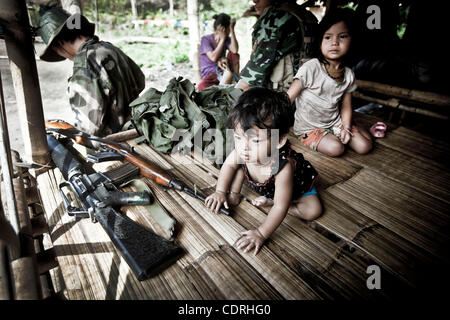 2. Juni 2011 - Karen-Staat, Karen, Burma - ethnischen Karen Kinder spielen in einer Bambushütte, während der Einnahme einer Pause von Guerilla-Soldaten der Armee spezielle Bataillon gelang. (Kredit-Bild: © Narciso Contreras/zReportage.com/ZUMA) Stockfoto