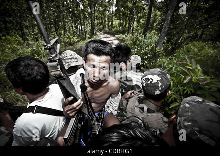 2. Juni 2011 - Karen Staat Karen, Burma - Guerilla-Soldaten des Bataillons von der Zentrale der Karen besondere rebellieren Armee gelang Patrouille der Dörfer im Gebiet unter Kontrolle der Rebellen im südlichen Burma gelegen. (Kredit-Bild: © Narciso Contreras/zReportage.com/ZUMA) Stockfoto