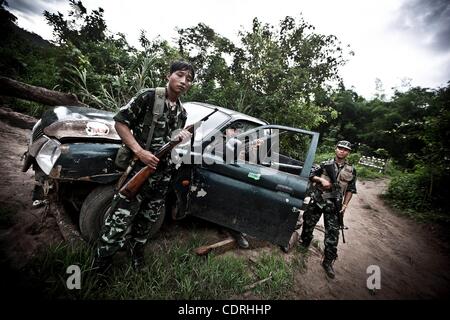 1. Juni 2011 - Karen-Staat, Karen, Burma - markiert ein verlassenes Auto der thailändisch-burmesischen Grenze Check Point wo Guerilla Soldaten des speziellen Bataillons aus dem Hauptquartier der Karen-Rebellen-Armee gelang das Gebiet unter Kontrolle der Rebellen im südlichen Burma anwesend sind. (Kredit-Bild: © Narc Stockfoto