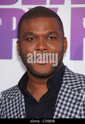 19. April 2011 kommt - Hollywood, Kalifornien, USA - TYLER PERRY für die Premiere des Films "Madea große, glückliche Familie" im Cinerama Dome Theater. (Kredit-Bild: © Lisa O'Connor/ZUMAPRESS.com) Stockfoto