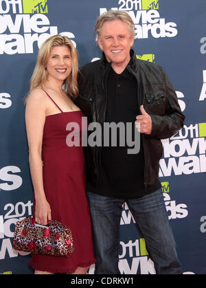 5. Juni 2011 kommt - Hollywood, Kalifornien, USA - GARY BUSEY & Datum für den MTV Movie Awards 2011 auf der Gibson Amphitheater. (Kredit-Bild: © Lisa O'Connor/ZUMAPRESS.com) Stockfoto