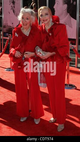 28. April 2011 - abgehaltenen Graumans Chinese Theater, Hollywood Los Angeles, Kalifornien, USA - Schauspielerin ANN RUTHERFORD, ANNE JEFFREYS an die TCM Classic Film Festival Opening Night "An American In Paris". (Kredit-Bild: © Jeff Frank/ZUMAPRESS.com) Stockfoto