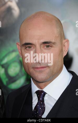 15. Juni 2011 - Los Angeles, Kalifornien, USA - MARK STRONG in der "Green Lantern" Hollywood-Premiere auf dem Chinese Theater, Hollywood statt. (Kredit-Bild: © Jeff Frank/ZUMAPRESS.com) Stockfoto