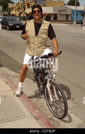 16. April 2011 - Hollywood, Kalifornien, US - ERIK ESTRADA. Boutique-Launch-Party. Sherman Oaks, CA. 16.04.2011. 2011 (Kredit-Bild: © Phil Roach/Globe Photos/ZUMAPRESS.com) Stockfoto