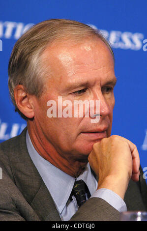 8. Oktober 2003 - Washington, District Of Columbia, USA - 08.10.03 The National Press Club-Washington, DC... Tony Ridder, CEO von Knight Ridder und Vorsitzender, Newspaper Association of America erzählt wie die Presse unter Druck, liefert auf seiner Mission... / ImageCatcher News.I8072CB.TONY RIDDER CEO Stockfoto