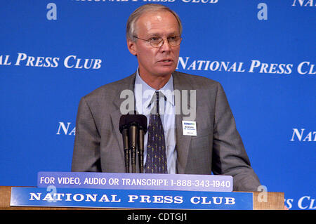 8. Oktober 2003 - Washington, District Of Columbia, USA - 08.10.03 The National Press Club-Washington, DC... Tony Ridder, CEO von Knight Ridder und Vorsitzender, Newspaper Association of America erzählt wie die Presse unter Druck, liefert auf seiner Mission... / ImageCatcher News.I8072CB.TONY RIDDER CEO Stockfoto