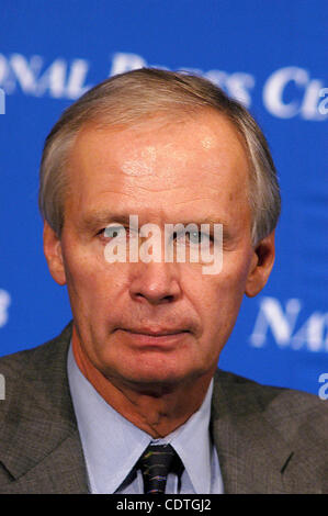 8. Oktober 2003 - Washington, District Of Columbia, USA - 08.10.03 The National Press Club-Washington, DC... Tony Ridder, CEO von Knight Ridder und Vorsitzender, Newspaper Association of America erzählt wie die Presse unter Druck, liefert auf seiner Mission... / ImageCatcher News.I8072CB.TONY RIDDER CEO Stockfoto