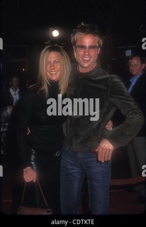 1. Januar 2011 - Hollywood, Kalifornien, US - I6243PR. SPY GAME PREMIERE IM NATIONALTHEATER, CA 11/19/2001.BRAD PITT UND JENNIFER ANISTON.  / / Fotos (Kredit-Bild: © Phil Roach/Globe Photos/ZUMAPRESS.com) Stockfoto