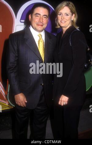 1. Januar 2011 - Hollywood, Kalifornien, USA - I5846PR NBC SUMMER PRESS TOUR alle Sterne PARTY im HOTEL RITZ-CARLTON-HUNINGTON, PASADENA, CA 07/20/2001.EMERIL LAGASSE und Frau. (Kredit-Bild: © Phil Roach/Globe Photos/ZUMAPRESS.com) Stockfoto