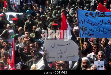 18. März 2011 - Kairo, Kairo, Ägypten - Ägypter schreien Anti-konstitutionelle Änderungen Parolen während einer Protestaktion auf dem Tahrir-Platz in Kairo, Ägypten, ein Tag vor dem Referendum. Zivilgesellschaftliche Gruppen haben Befürchtungen, dass der Zeitpunkt für einen Samstag Referendum über Verfassungsänderungen und Juni parlamentarische e Stockfoto