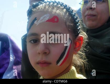 18. März 2011 - Kairo, Kairo, Ägypten - Ägypter schreien Anti-konstitutionelle Änderungen Parolen während einer Protestaktion auf dem Tahrir-Platz in Kairo, Ägypten, ein Tag vor dem Referendum. Zivilgesellschaftliche Gruppen haben Befürchtungen, dass der Zeitpunkt für einen Samstag Referendum über Verfassungsänderungen und Juni parlamentarische e Stockfoto