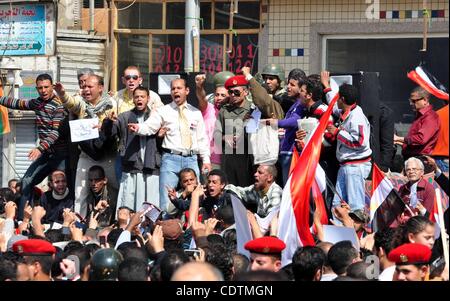 18. März 2011 - Kairo, Kairo, Ägypten - Ägypter schreien Anti-konstitutionelle Änderungen Parolen während einer Protestaktion auf dem Tahrir-Platz in Kairo, Ägypten, ein Tag vor dem Referendum. Zivilgesellschaftliche Gruppen haben Befürchtungen, dass der Zeitpunkt für einen Samstag Referendum über Verfassungsänderungen und Juni parlamentarische e Stockfoto