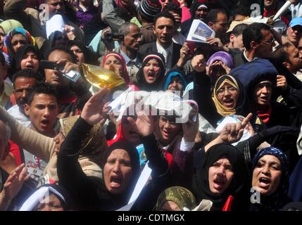 18. März 2011 - Kairo, Kairo, Ägypten - Ägypter schreien Anti-konstitutionelle Änderungen Parolen während einer Protestaktion auf dem Tahrir-Platz in Kairo, Ägypten, ein Tag vor dem Referendum. Zivilgesellschaftliche Gruppen haben Befürchtungen, dass der Zeitpunkt für einen Samstag Referendum über Verfassungsänderungen und Juni parlamentarische e Stockfoto