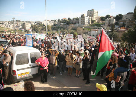 Palästinenser und ausländische Aktivisten nehmen Teil an der wöchentlichen Demonstration in der Nachbarschaft von Sheikh Jarrah in Ost-Jerusalem am 18. März 2011. Foto von Sliman Khader Stockfoto