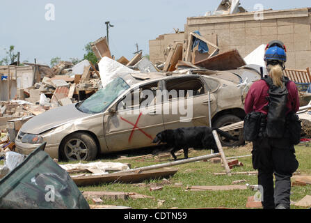 1. Mai 2011 - Tuscaloosa, Alabama, sind US - mehr als 300 Menschen noch vermisst wie die Zahl der Todesopfer im Bereich Tuscaloosa, Alabama nach dem Tornado letzte Woche steigt und Such-und Rettungsteams weiterhin nach ihnen suchen. Tracy Sargent K9 & SAR Spezialisten in Georgien hilft dabei mit Stockfoto