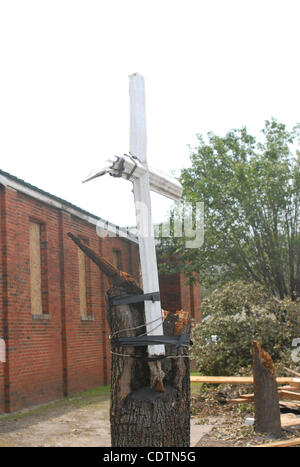 1. Mai 2011 - Tuscaloosa, Alabama, Vereinigte Staaten - Freiwillige aus Rosedale und Mount Olive Baptistengemeinden mit beten und trösten die Tornado-Opfer in der hart getroffen Rosedale Gemeinschaft von Tuscaloosa, Alabama am Sonntag. Auch hielt einen Gottesdienst, serviert Mittagessen, und gab das dringend benötigte Vorräte. Ein Kreuz ist Stockfoto