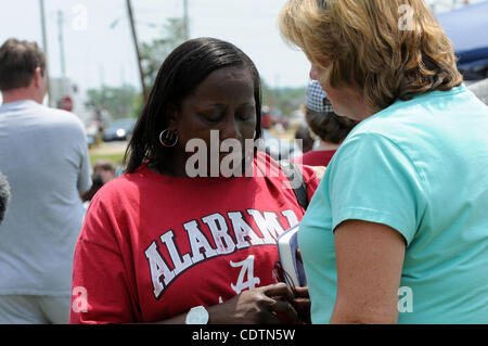 1. Mai 2011 - Tuscaloosa, Alabama, Vereinigte Staaten - Freiwillige aus Rosedale und Mount Olive Baptistengemeinden mit beten und trösten die Tornado-Opfer in der hart getroffen Rosedale Gemeinschaft von Tuscaloosa, Alabama auf Sonntag, 1. Mai 2011. Auch hielt einen Gottesdienst, serviert Mittagessen, und gab das dringend benötigte Supplie Stockfoto