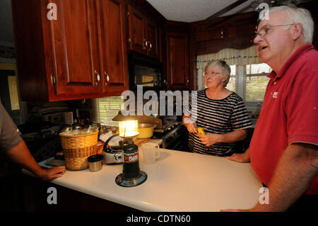 1. Mai 2011 - Tuscaloosa, Alabama, Vereinigte Staaten - Steve und Vicki McCormick verwenden Propan Laterne um ihr Haus und einen camping-Kocher auf dem 1. Mai 2011 Kochen anzuzünden. Ihr Haus auf Yarborough Straße in Ernte, Ala wurde beschädigt durch den Tornado und das Wasser mit dem Regen beschädigt, so dass sie versuchen zu retten, was b Stockfoto