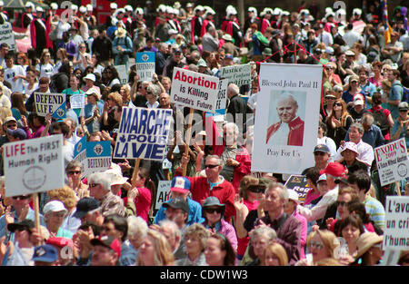 12. Mai 2011 geschätzt Pro Life - Ottawa, Ontario, Kanada - Demonstranten über 10.000 Menschen versammelten sich vor Parliament Hill, Ottawa während der 14. jährlichen März lebenslang Rallye um Kanadas Abtreibungsgesetze zu protestieren. (Kredit-Bild: © Kamal Sellehuddin/ZUMAPRESS.com) Stockfoto