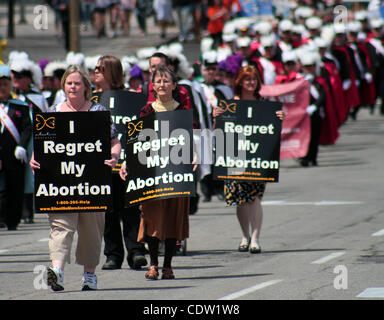 12. Mai 2011 - marschierten Ottawa, Ontario, Kanada - Tausende Throught Innenstadt von Ottawa Donnerstag während der 14. jährlichen March for Life Rallye Kanadas Abtreibungsgesetze zu protestieren. (Kredit-Bild: © Kamal Sellehuddin/ZUMAPRESS.com) Stockfoto