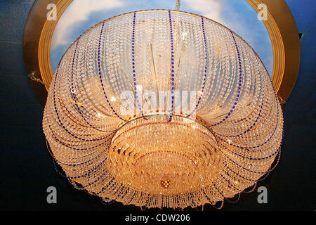 16. Mai 2011 - Las Vegas, Nevada, USA - Seeigel Stil Kronleuchter im Sahara Hotel. Die letzte Stunde für die legendären 59-j hrige Sahara Hotel und Casino am Nachmittag des 16. Mai 2011 war bittersüß-düster, nostalgisch und doch gefüllt mit vielen schönen Erinnerungen an eine vergangene Ära in Las Vegas, Nevada Stockfoto