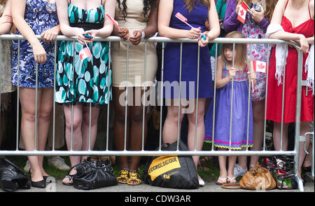 30. Juni 2011 - Ottawa, Ontario, Kanada - ein Mädchen spähen im Ankunftsbereich während des Wartens auf den Prinz William, Duke of Cambridge, und Catherine, die Herzogin von Cambridge am Rideau Hall in Ottawa. (Kredit-Bild: © Kamal Sellehuddin/ZUMAPRESS.com) Stockfoto