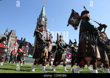 1. Juli 2011 startet - Ottawa, Ontario, Kanada - der traditionelle Anhebung Flagge Zeremonie der Canada Day Feier am Parliament Hill, Ottawa. (Kredit-Bild: © Kamal Sellehuddin/ZUMAPRESS.com) Stockfoto