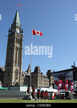 1. Juli 2011 startet - Ottawa, Ontario, Kanada - der traditionelle Anhebung Flagge Zeremonie der Canada Day Feier am Parliament Hill, Ottawa. (Kredit-Bild: © Kamal Sellehuddin/ZUMAPRESS.com) Stockfoto