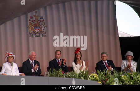 1. Juli 2011 - Ottawa, Ontario, Kanada - Prinz WILLIAM und Frau CATHERINE am Canada Day Feier am Parliament Hill in Ottawa. Mit ihnen ist Kanadas Gouverneur General, DAVID JOHNSTON und Frau SHARON und Kanadas Premierminister STEPHEN HARPER und Frau LAUREEN HARPER. (Kredit-Bild: © Kamal Se Stockfoto