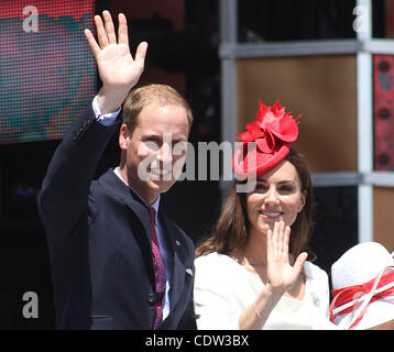 1. Juli 2011 - Ottawa, Ontario, Kanada - Prinz WILLIAM und Frau CATHERINE Welle beim verlassen von Canada Day Feier am Parliament Hill, Ottawa. (Kredit-Bild: © Kamal Sellehuddin/ZUMAPRESS.com) Stockfoto