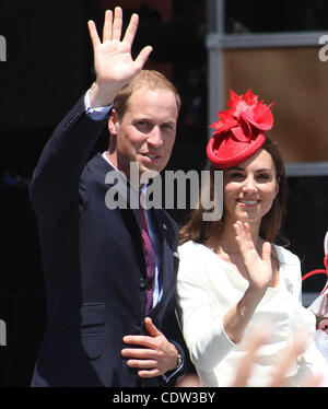 1. Juli 2011 - Ottawa, Ontario, Kanada - Prinz WILLIAM und Frau CATHERINE Welle beim verlassen von Canada Day Feier am Parliament Hill, Ottawa. (Kredit-Bild: © Kamal Sellehuddin/ZUMAPRESS.com) Stockfoto