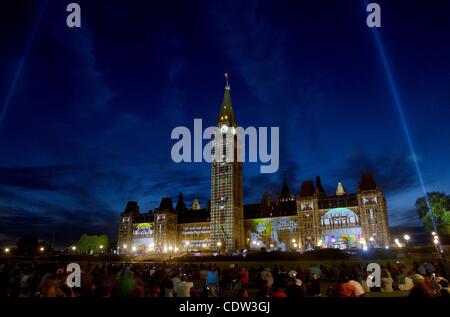 9. Juli 2011 - Ottawa, Ontario, Kanada - Mosaika oder Licht und Ton die Vitrinen kanadische Geschichte auf dem Parlamentshügel projiziert wird zeigen Ottawa. Es ist eine jährliche Veranstaltung, die jeden Sommer statt. (Kredit-Bild: © Kamal Sellehuddin/ZUMApress.com) Stockfoto