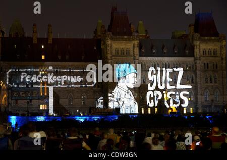 9. Juli 2011 - Ottawa, Ontario, Kanada - Mosaika oder Licht und Ton die Vitrinen kanadische Geschichte auf dem Parlamentshügel projiziert wird zeigen Ottawa. Es ist eine jährliche Veranstaltung, die jeden Sommer statt. (Kredit-Bild: © Kamal Sellehuddin/ZUMApress.com) Stockfoto