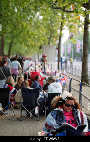 28. April 2011 - London, England, Vereinigtes Königreich - Gönner von überall auf der Welt-Zeile oben die Mall vor Buckingham Palace am Tag vor der königlichen Hochzeit von William und Kate auf Freitag, 29. April 2011 in der Westminster Abbey (Credit-Bild: © Veronika Lukasova/ZUMAPRESS.com) Stockfoto