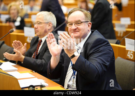3. Mai 2011 - Brüssel, BXL, Belgien - Mitglied des Europäischen Parlaments (MdEP) Jacek Saryusz-Wolski applaudiert, während der konstituierenden Sitzung der Parlamentarischen Versammlung Euronest in Brüssel am 2011-05-03 von Wiktor Dabkowski (Credit-Bild: © Wiktor Dabkowski/ZUMAPRESS.com) Stockfoto