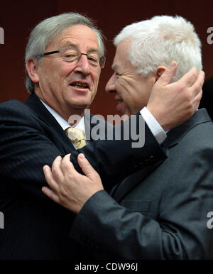 16. Mai 2011 - BXL, Brüssel, Belgien - Luxemburg Premierminister und Präsident der Eurogruppe Rat Jean-Claude Juncker und Portugals Finanzminister Fernando Teixeira Dos Santos (R) vor einem Ministertreffen auf die europäische Stabilität Mechanis und Eurogruppe treffen in Brüssel, Belg Stockfoto