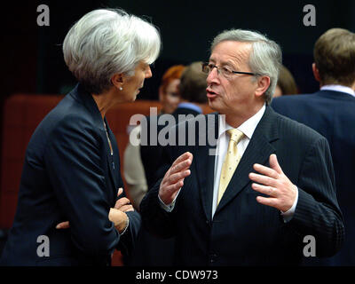 16. Mai 2011 - BXL, Brüssel, Belgien - Luxemburg Premierminister und Präsident von Eurogroup Council Jean-Claude Juncker (R), spricht mit französische Finanzministerin Christine Lagarde vor einem Ministertreffen auf die europäische Stabilität Mechanis und Treffen der Eurogruppe in Brüssel am 20. Stockfoto