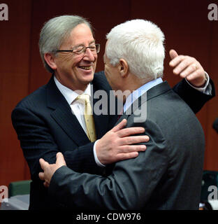 16. Mai 2011 - BXL, Brüssel, Belgien - Luxemburg Premierminister und Präsident der Eurogruppe Rat Jean-Claude Juncker und Portugals Finanzminister Fernando Teixeira Dos Santos (R) vor einem Ministertreffen auf die europäische Stabilität Mechanis und Eurogruppe treffen in Brüssel, Belg Stockfoto