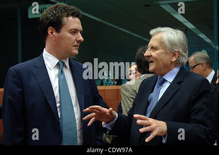 16. Mai 2011 - BXL, Brüssel, Belgien - Europäische Zentralbank (EZB) Präsident Jean-Claude Trichet Gesten neben britische Schatzkanzler George Osborne (L) vor einem Ministertreffen auf die europäische Stabilität Mechanis und Eurogruppe treffen in Brüssel, Belgien am 16 / 05 / 2011-EU Stockfoto