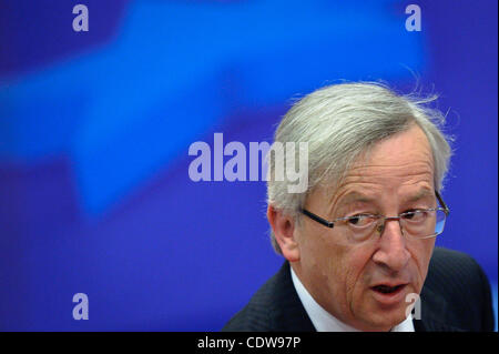 16. Mai 2011 - kommt BXL, Brüssel, Belgien - Luxemburg Premierminister und Präsident der Eurogruppe Rat Jean-Claude Juncker vor einem Ministertreffen auf die europäische Stabilität Mechanis und Treffen der Eurogruppe in Brüssel am 2011-05-16 EU-Finanzminister getroffen, um die Fi diskutieren Stockfoto