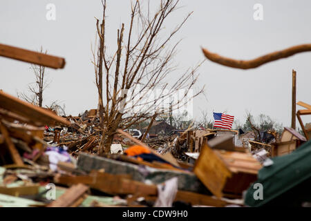 Eine amerikanische Flagge fliegt über Schutt in Joplin, Missouri, nachdem ein Tornado durch die Stadt auf Sonntag, 22. Mai 2011 kam. Der Sturm ließ sich über 100 Menschen getötet und mehr als 1.000 fehlt. Stockfoto