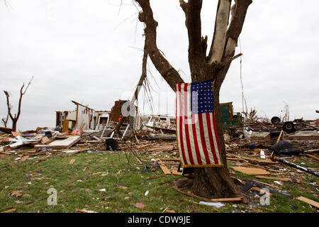 Eine amerikanische Flagge hängt von einem Baum in einem der vielen zerstörten Viertel in Joplin, Missouri, nachdem ein Tornado durch die Stadt auf Sonntag, 22. Mai 2011 kam. Stockfoto