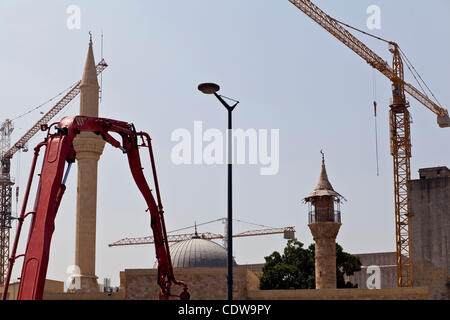 7. Juni 2011 sind - Beirut, Libanon - Baukräne über Teile der Stadt verstreut. (Kredit-Bild: © Veronika Lukasova/ZUMAPRESS.com) Stockfoto