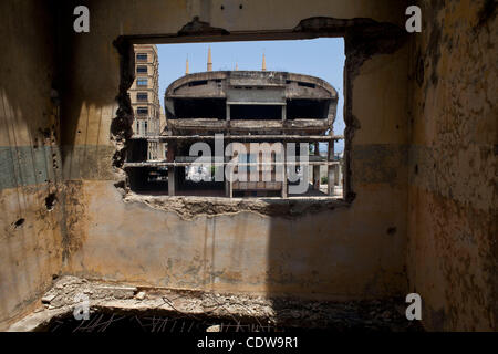 7. Juni 2011 - Beirut, Libanon - ein Blick auf das "Ei" von der stark beschädigten Kirche St. Vincent. Das Ei, eine beliebte Kino downtown in den 60er Jahren gebaut hat vom Abriss bedroht worden, seitdem das Land auf dem es steht, Saudi Immobilienentwickler verkauft wurde. Das Ei Stand auf dem ehemaligen Gr Stockfoto