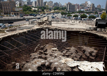 7. Juni 2011 - Beirut, Libanon - ein Blick auf downtown von der schwer beschädigten St. Vincent Kirche, die auf der grünen Linie, die Kampfzone stand, die während des Bürgerkrieges War die Stadt geteilt. (Kredit-Bild: © Veronika Lukasova/ZUMAPRESS.com) Stockfoto