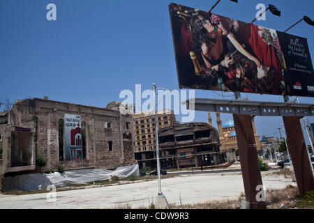 7. Juni 2011 - Beirut, Libanon - A Bellussi Werbung auf der Place des Martyrs mit der stark beschädigten "Ei" und St. Vincent-Kirche. Das Ei, eine beliebte Kino downtown in den 60er Jahren gebaut hat vom Abriss bedroht worden, seitdem das Land, auf dem es steht, an einer saudischen Immobilien verkauft wurde Stockfoto