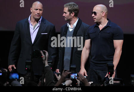 24. April 2011 - Moskau, Russland - Schauspieler DWAYNE JOHNSON, PAUL WALKER und VIN DIESEL besuchen die Premiere der russische Premier von schnell & Furious 5 (Fast Five) im Oktyabr Kino Theater von Moskau. (Kredit-Bild: © PhotoXpress/ZUMAPRESS.com) Stockfoto