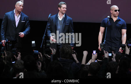 24. April 2011 - Moskau, Russland - Schauspieler DWAYNE JOHNSON, PAUL WALKER und VIN DIESEL besuchen die Premiere der russische Premier von schnell & Furious 5 (Fast Five) im Oktyabr Kino Theater von Moskau. (Kredit-Bild: © PhotoXpress/ZUMAPRESS.com) Stockfoto