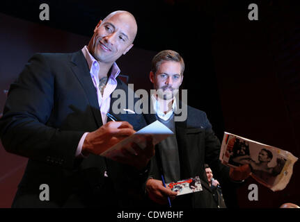 24. April 2011 - Moskau, Russland - Schauspieler DWAYNE JOHNSON und PAUL WALKER besuchen die Premiere der russische Premier von schnell & Furious 5 (Fast Five) im Oktyabr Kino Theater von Moskau. (Kredit-Bild: © PhotoXpress/ZUMAPRESS.com) Stockfoto